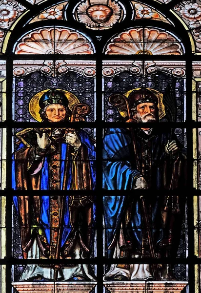 聖エイレナイオスと聖 Pothinus フランスで聖オーガスティン教会のステンド グラスの窓 — ストック写真