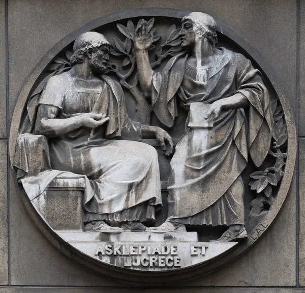 Asclepiade Lucrece 罗马的希腊医学 法国巴黎医学学院大楼的石头浮雕 — 图库照片