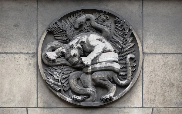 Löwe Und Schlange Steinrelief Gebäude Der Medizinischen Fakultät Paris Frankreich — Stockfoto