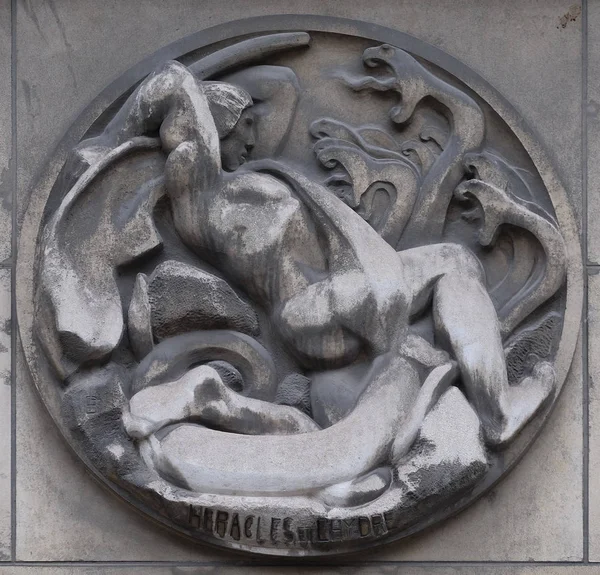 赫拉克勒斯和九头蛇法国巴黎医学学院大楼的石头浮雕 — 图库照片