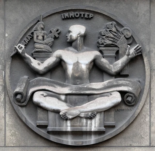 Маат Имхотеп Каменный Рельеф Здании Медицинского Факультета Париж Франция — стоковое фото