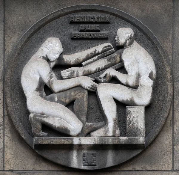 Сокращение Перелома Каменный Рельеф Здании Медицинского Факультета Париж Франция — стоковое фото