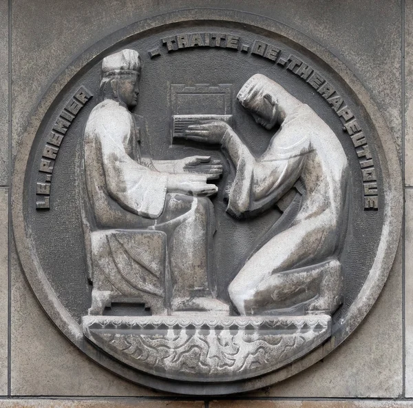 Primer Tratado Terapéutico Relieve Piedra Edificio Facultad Medicina París Francia — Foto de Stock