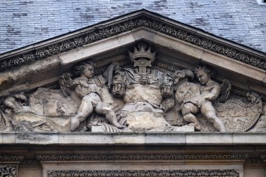 Louvre binasının mimari parçalar. Louvre Müzesi dünya çapında en büyük ve en çok ziyaret edilen müze biridir ve Paris'te büyük dönüm noktası aşağıdakilerden
