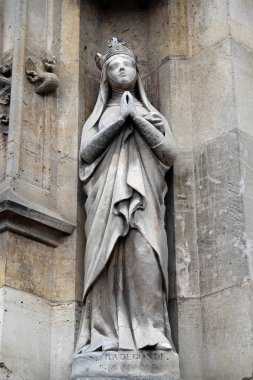 Saint Radegund heykeli Paris'te Saint Germain l'Auxerrois kilisenin Portal 