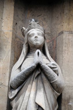 Saint Radegund heykeli Paris'te Saint Germain l'Auxerrois kilisenin Portal