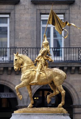 Joan of Arc altın heykeli Paris Paris Louvre Musée du Louvre yakınındaki sırtında