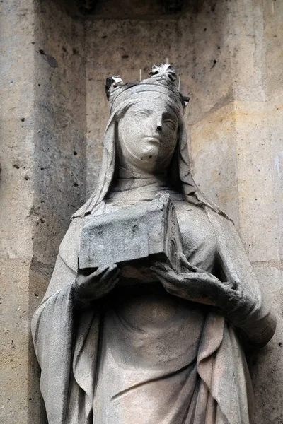 位于法国巴黎圣日耳曼 教堂教堂门户的瓦卢瓦雕像圣女贞德 — 图库照片