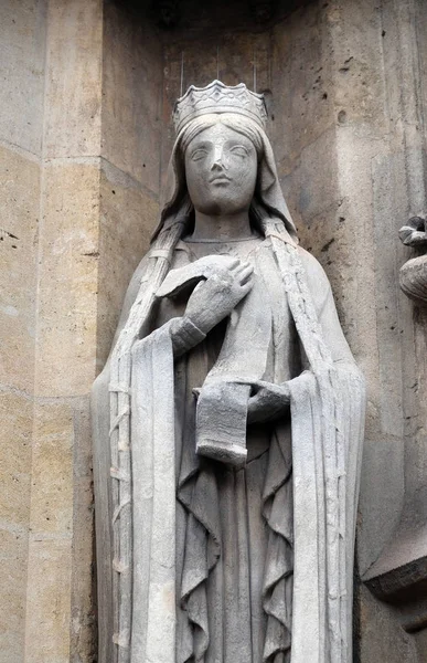 法国巴黎圣日尔曼 Auxerrois 教堂的门户上的圣 Clotilde — 图库照片
