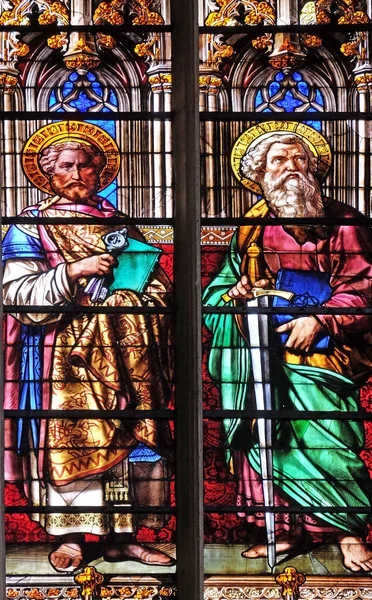 聖者ピーターおよびポール ジェルヴェにステンド グラスの窓と聖プロタイス フランス — ストック写真