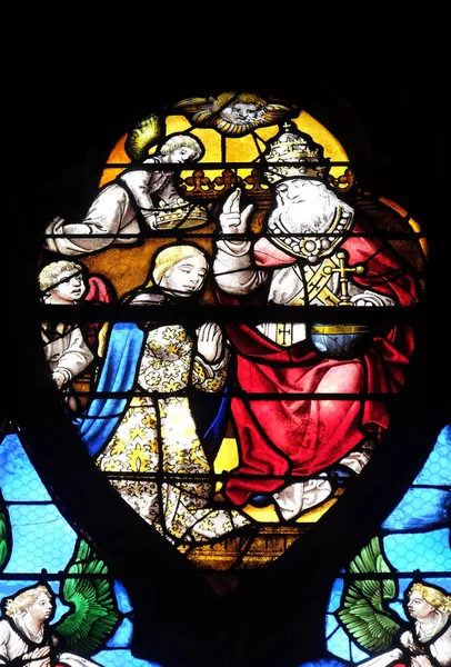 神によって戴冠の天使 ジェルヴェにステンド グラスの窓によって聖母マリアと聖プロタイス フランスの父 — ストック写真