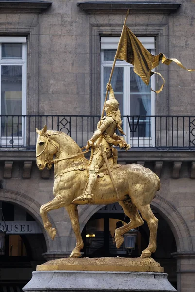 巴黎罗浮宫博物馆附近的马背上的琼的金色雕像 — 图库照片