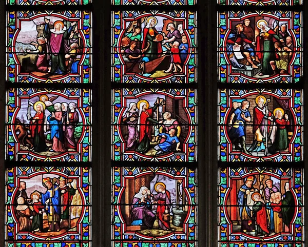 聖ジュヌヴィエーヴ ステンド グラスの窓 パリのサン ジルの教会での生涯からの場面 — ストック写真