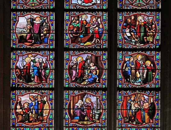 从圣珍娜的生活场景 在法国巴黎的圣列伊教堂彩绘玻璃窗口 — 图库照片
