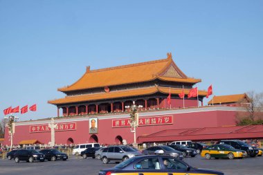 Gate of Tanrım ne kadar huzurlu ünlü Tiananmen Meydanı'nda. Bu en çok ziyaret edilen yer Çin başkentinde biridir