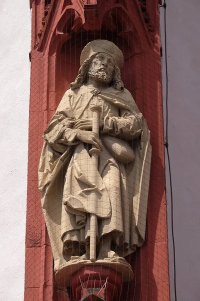 德国巴伐利亚伍茨堡的马里恩卡佩勒的门户上的使徒雕像圣詹姆斯 — 图库照片