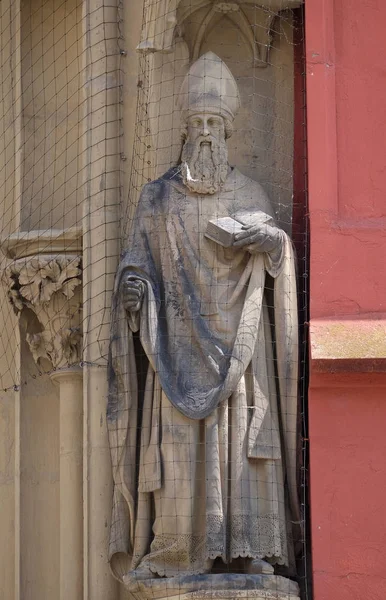 德国巴伐利亚伍茨堡的 Marienkapelle 门户上的圣雕像 — 图库照片