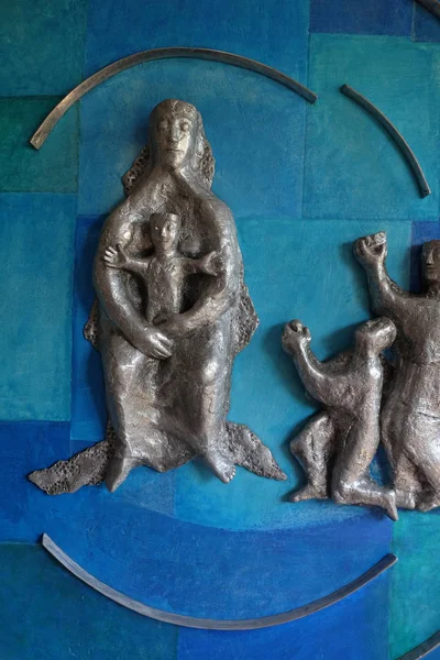 在德国 Munchen Blumenau 的主教堂的出现中 Maria Munz Natterer Magi 浮雕的崇拜 — 图库照片