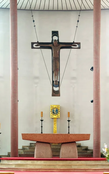 德国杰蒙登圣十字修女院教堂的主祭坛 — 图库照片