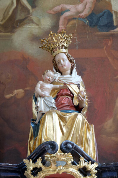 Дева Мария с младенцем Иисусом, статуя на алтаре Святого Розария в церкви Святого Мартина в Унтерессендорфе, Германия
