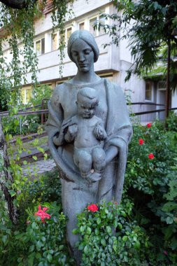 Bebek İsa heykeli kör merkezi Saint Raphael Bolzano, İtalya için bahçe ile Meryem Ana