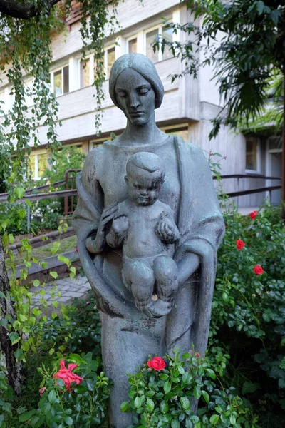 Estatua Virgen María Con Niño Jesús Jardín Del Centro Ciegos — Foto de Stock