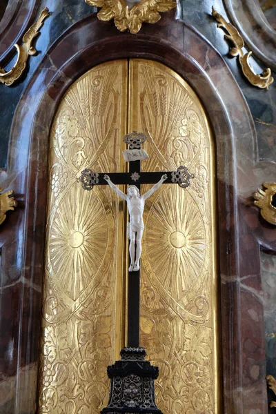 十字在主祭坛在圣马丁教堂在 Unteressendorf — 图库照片