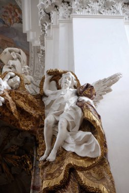 Melek heykeli Bazilikası St Martin ve Weingarten, Almanya'da Oswald minber üzerinde