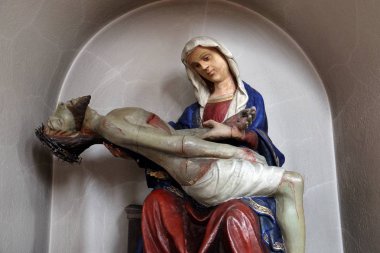 Pieta heykeli Saint George Kilisesi Luson, İtalya