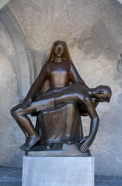 Estatua Pieta Catedral San Florín Vaduz Liechtenstein —  Fotos de Stock