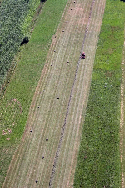 Uma Vista Aérea Trator Que Trabalha Campo Sisljavic Croácia — Fotografia de Stock