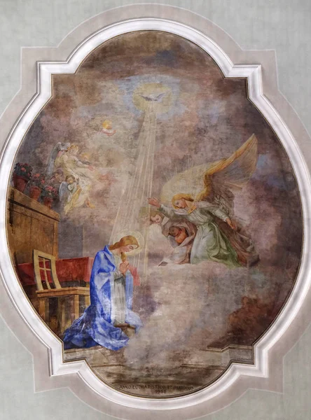 私は聖ジョージ教会ルゾーン イタリアで天井のフレスコ画 聖母マリアに受胎告知 — ストック写真