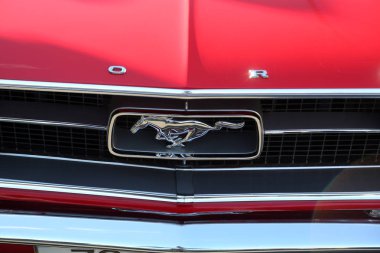 Ford Mustang, Zagrep, Hırvatistan, Retro cep geçit üzerinde 07 Aralık 2013 sırasında sergilenen antika arabalar.