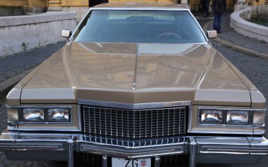 Cadillac Eldorado, vintage arabalar 07 Aralık 2013 Zagrep, Hırvatistan, Retro cep geçit sırasında sergilenen önü.