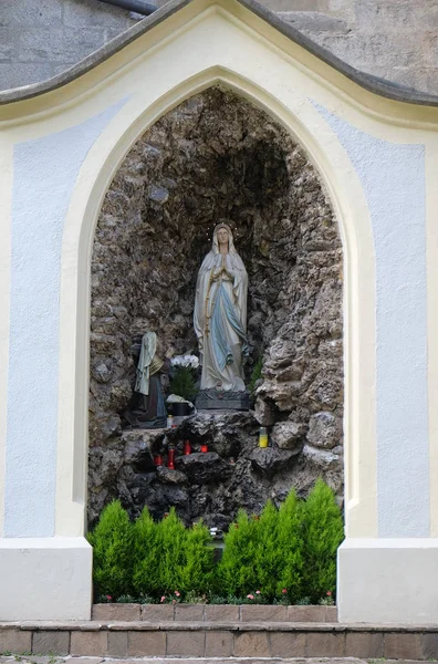 Jaskinia Matki Bożej Lourdes Katedra Santa Maria Assunta San Cassiano — Zdjęcie stockowe