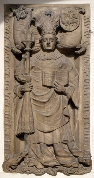 記念碑はマイク ブレッサノーネ イタリアのサン カッシアーノ サンタ マリア アスンタ大聖堂のポータルのタブレットします — ストック写真