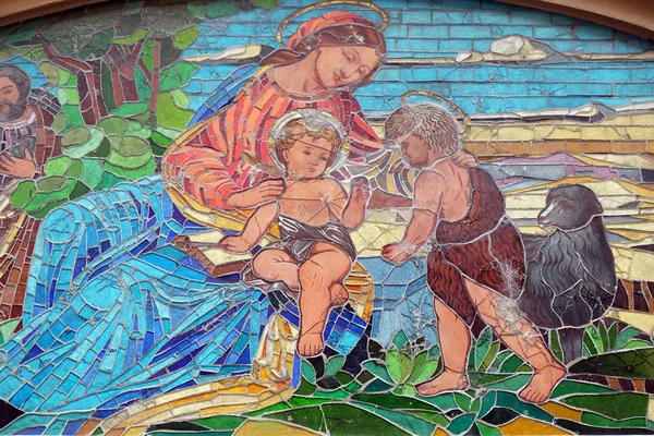 子イエス キリストと聖母マリアと聖ヨハネは クロアチア ザグレブの聖マリア教会のモザイク — ストック写真