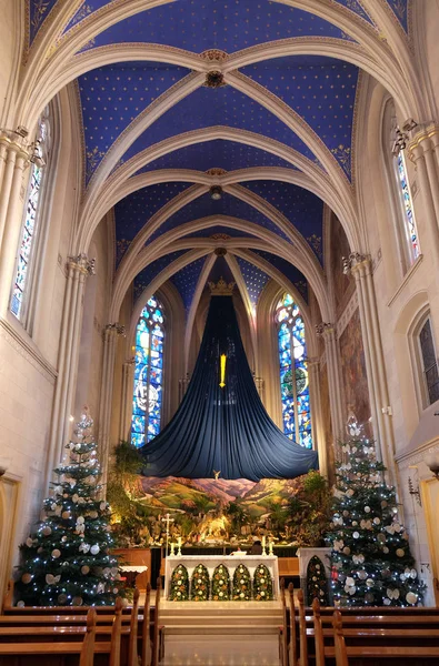 教堂祭坛在圣诞节时间 圣方济各阿西西教堂在萨格勒布 克罗地亚 — 图库照片