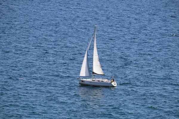 Veleiro Branco Mar Azul Aberto Portoroz Eslovênia — Fotografia de Stock