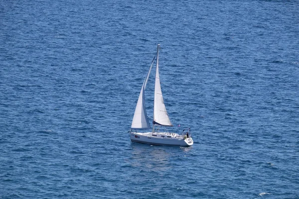 Veleiro Branco Mar Azul Aberto Portoroz Eslovênia — Fotografia de Stock