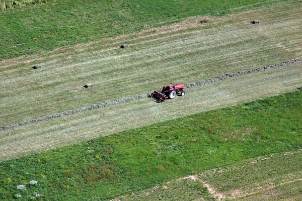 Uma Vista Aérea Trator Que Trabalha Campo Sisljavic Croácia — Fotografia de Stock