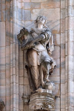 Milano Katedrali'ne, Duomo di Santa Maria Nascente, Milan, Lombardiya, İtalya'nın üzerinde aziz heykeli