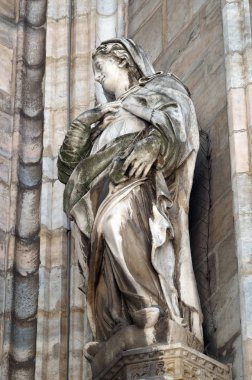 Milano Katedrali'ne, Duomo di Santa Maria Nascente, Milan, Lombardiya, İtalya'nın üzerinde aziz heykeli