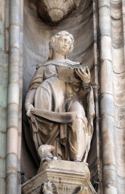Milano Katedrali'ne, Duomo di Santa Maria Nascente, Milan, Lombardiya, İtalya'nın üzerinde aziz heykeli