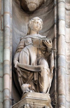 Milano Katedrali'ne, Duomo di Santa Maria Nascente, Milan, Lombardiya, İtalya'nın üzerinde aziz heykeli