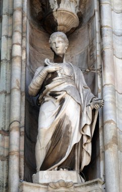 Olivia Palermo, Lombardiya, İtalya Milano Katedrali'ne, Duomo di Santa Maria Nascente, Milan heykele aziz