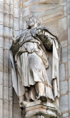 Milano Katedrali'ne, Duomo di Santa Maria Nascente, Milan, Lombardiya, İtalya'nın üzerinde aziz heykeli