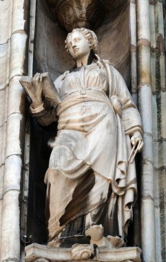 Milano Katedrali'ne, Duomo di Santa Maria Nascente, Milan, Lombardiya, İtalya'nın üzerinde aziz heykeli