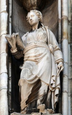 Milano Katedrali'ne, Duomo di Santa Maria Nascente, Milan, Lombardiya, İtalya'nın üzerinde aziz heykeli