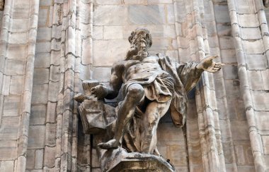 Milano Katedrali'ne, Duomo di Santa Maria Nascente, Milan, Lombardiya, İtalya'nın üzerinde aziz heykeli